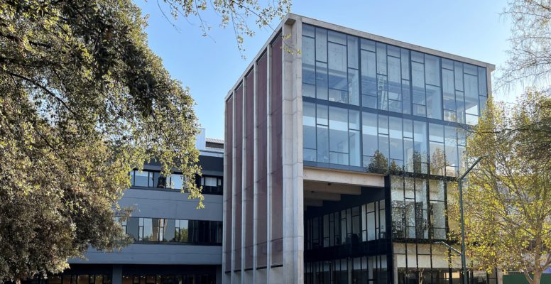 Edificio de la Facultad de Economía y Administración UC